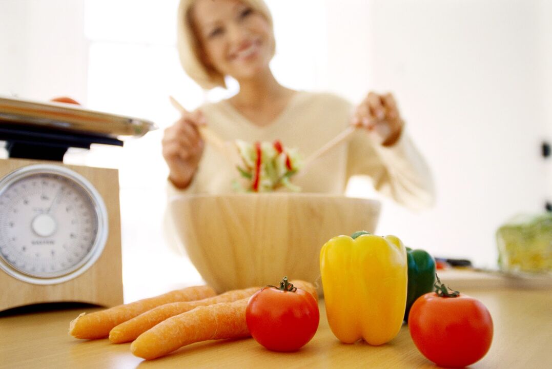 Diabetesak diagnostikatutako emakume batek elikagaiak prestatzen ditu dieta baterako