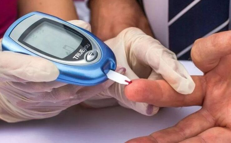 Diabetesa izateko arrisku-faktoreak dituen pertsonei odol-azterketa egin behar die glukosa-maila.